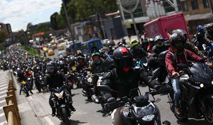 Kolombiya'da yüzlerce motosikletçiden eylem