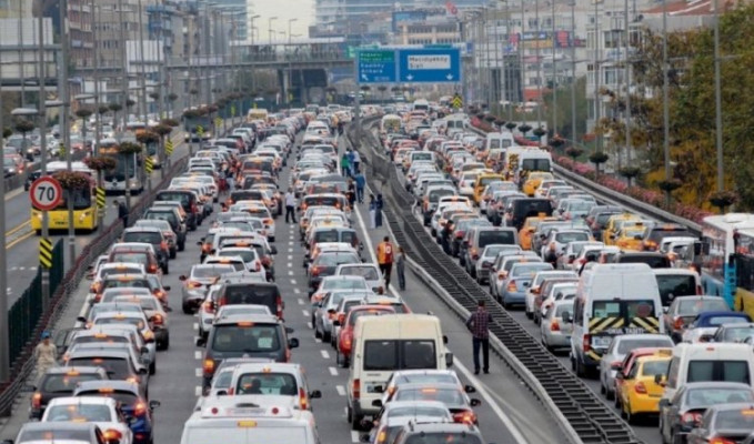 Sıcak havanın etkisiyle İstanbul'da trafik yoğunluğu 