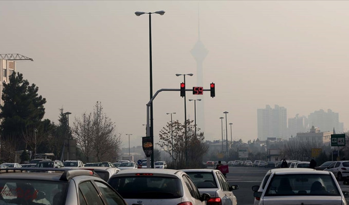 Tahran'da hava kirliliği yine okulları tatil ettirdi