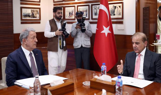Bakan Akar, Pakistan Başbakanı ile görüştü