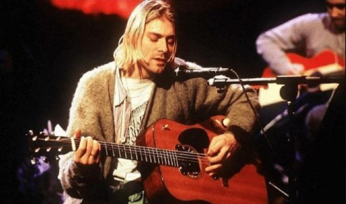 Nirvana grubunun vokalisti Cobain’in gitarı açık artırmada