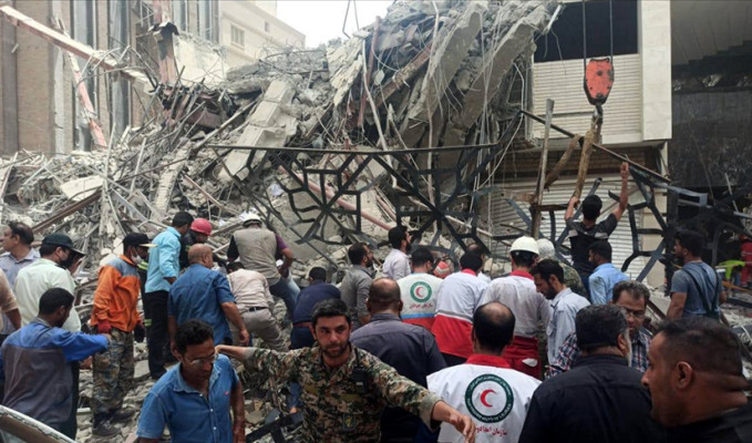 İran'da 10 katlı bina çöktü: Ölü ve yaralılar var