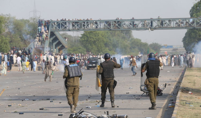 Pakistan'da eski Başbakan'ın destekçileri polisle çatıştı