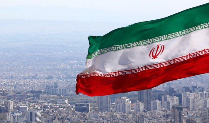 İran'da 10 katlı binanın çökmesi nedeniyle protesto düzenlendi