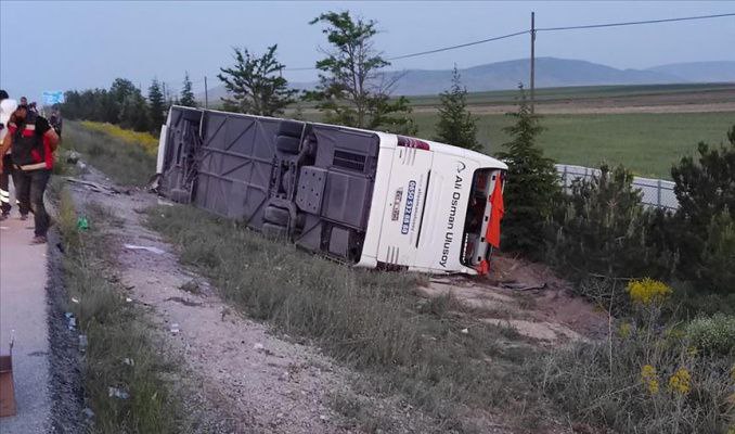 Afyonkarahisar'da yolcu otobüsü devrildi: 27 yaralı
