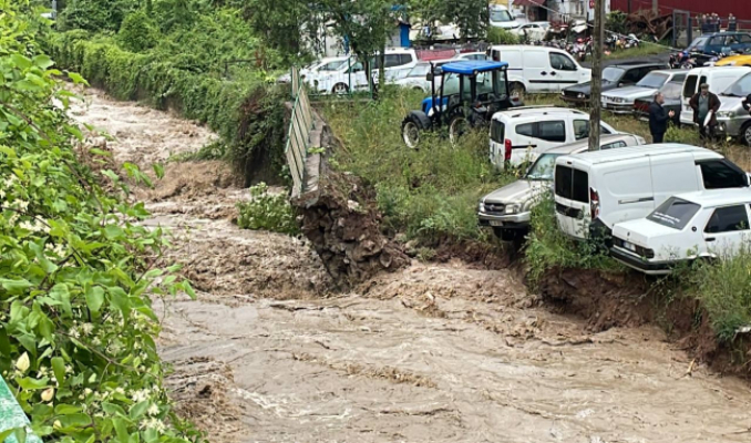 Zonguldak'ta heyelan; araçlar suya gömüldü