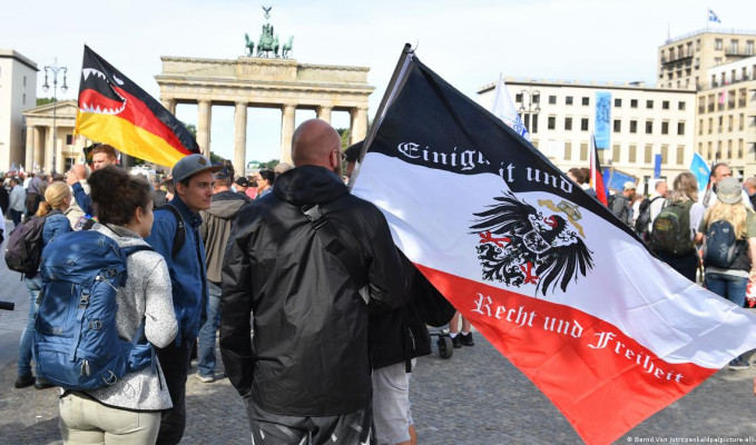 Almanya'da tutuklama kararı olan 568 aşırı sağcı aranıyor