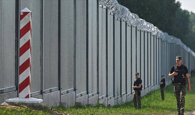 Polonya 186 kilometrelik çelik duvarla Belarus'a göç kapısını kapattı