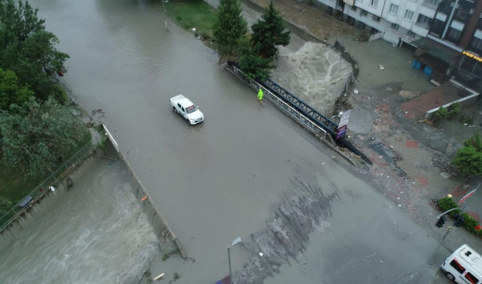 İstanbul'da ev ve işyerlerini su basan vatandaşlara nakit yardımı