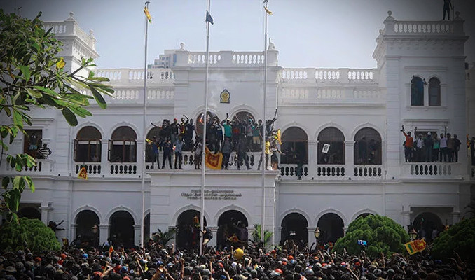Sri Lankalılar devlet başkanının istifasını kutluyor!