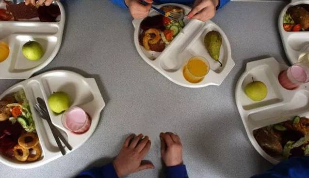 İngilizler çocukların yemeklerinden kısmaya başladı