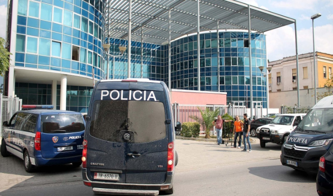 Arnavutluk’ta Türk bayrağına  saldıran kişi yakalandı