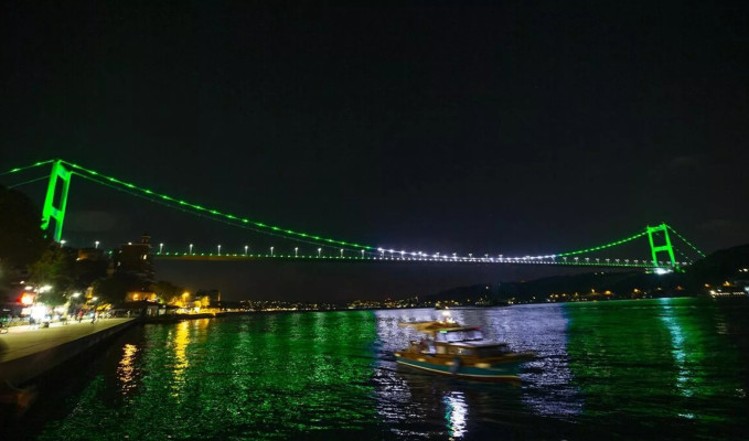 FSM Köprüsü Pakistan bayrağının renkleriyle ışıklandırıldı