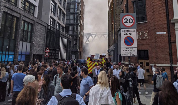 Londra metrosunda yangın paniği