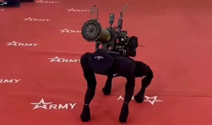  Rusya'nın yeni silahı: Tanksavarlı robot köpek