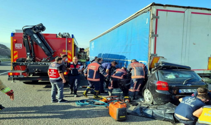 Ankara'da otomobil TIR'ın altına girdi: 4 ölü, 1 yaralı