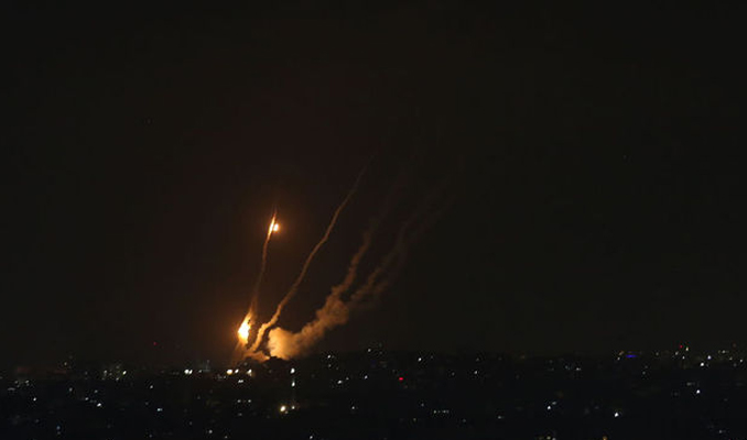Gazze'den İsrail'e 100 roket fırlatıldı
