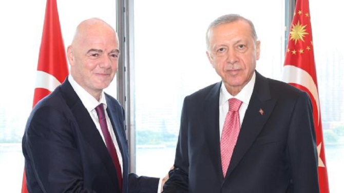 FIFA Başkanı Infantino'dan Cumhurbaşkanı Erdoğan'a sürpriz hediye