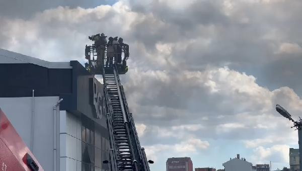 Arnavutköy'de ayakkabı fabrikasındaki yangın söndürüldü