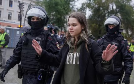 Rusya'da savaş karşıtı gösterilerde çok sayıda gözaltı
