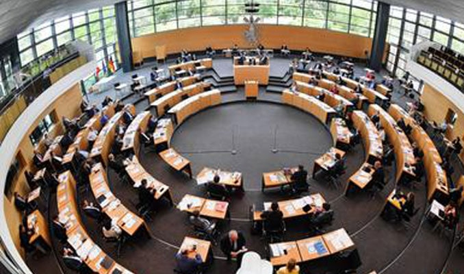 Mecliste üşüyen Alman milletvekillerine battaniye teklifi
