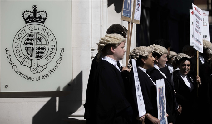 İngiltere ve Galler'de ceza avukatları süresiz greve gitti