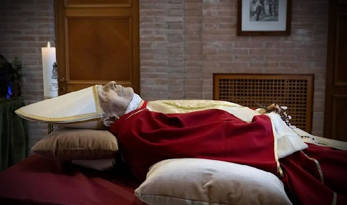 Emekli Papa'nın cenazesi sergilendi!
