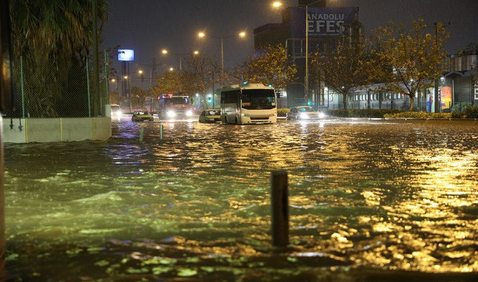 İzmir'de kuvvetli sağanak su baskınlarına neden oldu