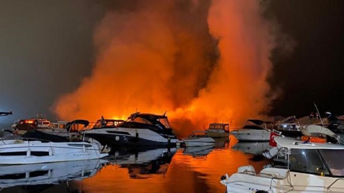 Kadıköy Bostancı sahilde marinadaki tekneler alev alev yandı