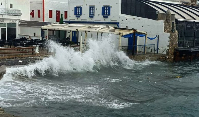 Bodrum'da feribot seferlerine fırtına engeli