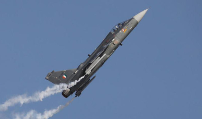 Hindistan'da 2 savaş uçağı düştü