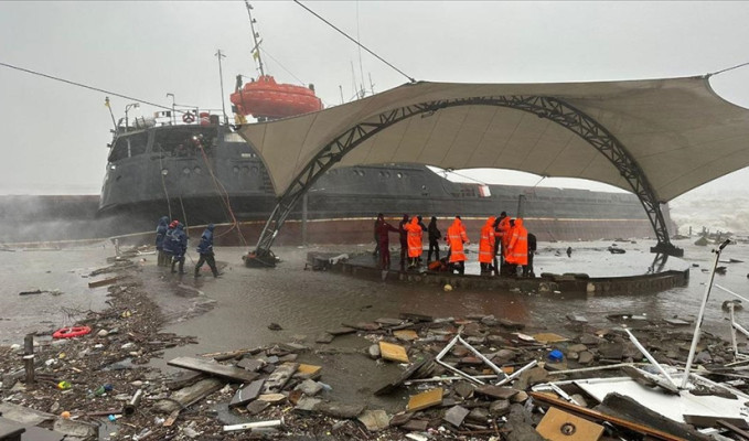 Zonguldak'ta fırtına: Gemi karaya oturdu 