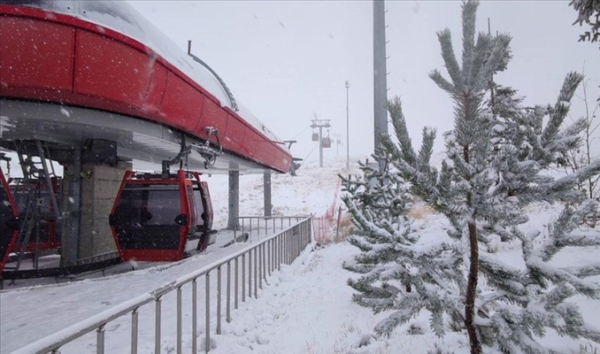  Kış turizminin gözdesi Erciyes Kayak Merkezi'ne kar yağdı