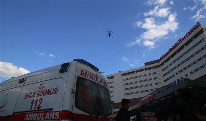 Yaralı depremzedeler, helikopterle Adana'ya sevk ediliyor