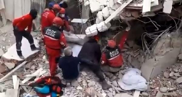 Hatay'da bina çöktü, kurtarma ekibinden 2 kişi enkazda kaldı
