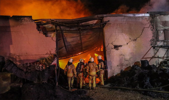 Çatalca'da yangın: İki fabrika küle döndü