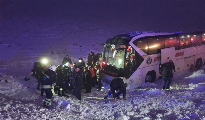 Diyarbakır'da yolcu otobüsü şarampole düştü: 30 yaralı