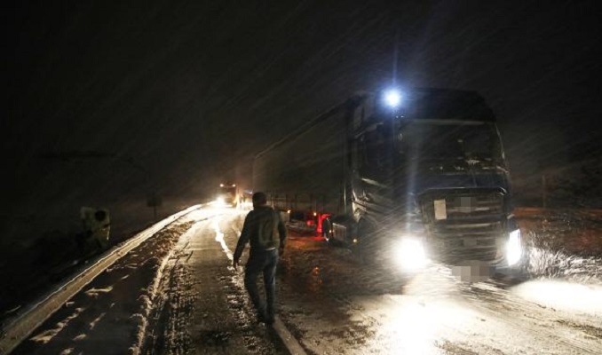 Bitlis-Baykan kara yolu ulaşımına kar ve tipi engeli!