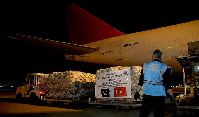 Pakistan'ın yardım uçağı Adana'ya indi 