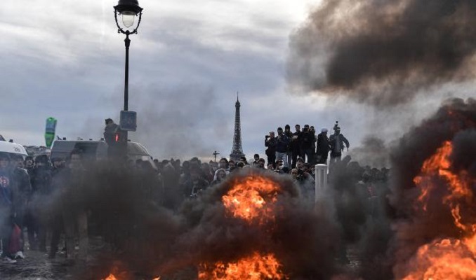 Paris'te göstericiler sokakları ateşe verdi!