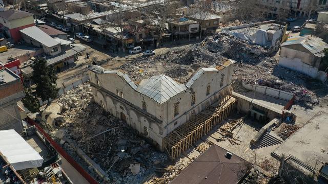 Adıyaman'daki cami ve türbeler depremde ağır hasar aldı