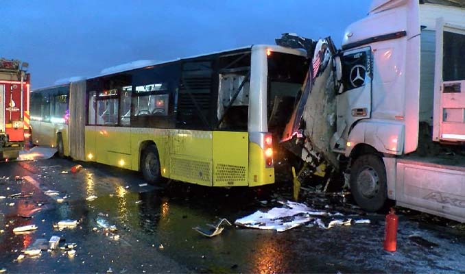 TIR, yol bakım aracı ve İETT otobüsüne çarptı: 2 ölü
