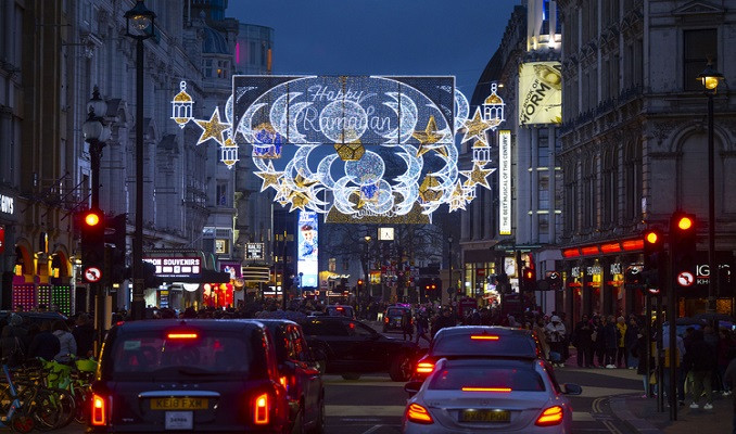 Londra'nın ünlü caddesi ilk kez ramazana özel ışıklandırıldı