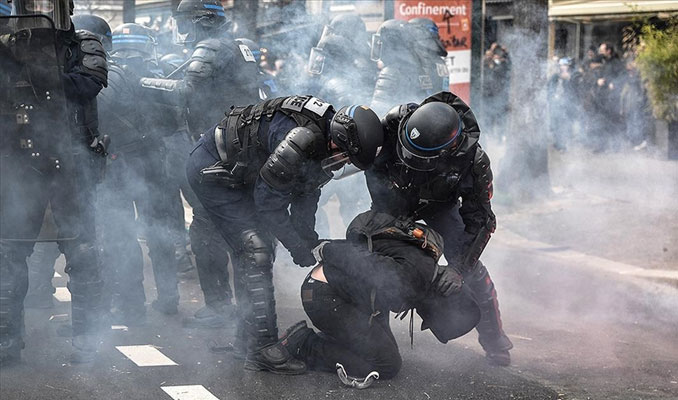 Paris'te protestocuları tehdit eden polise soruşturma talebi 