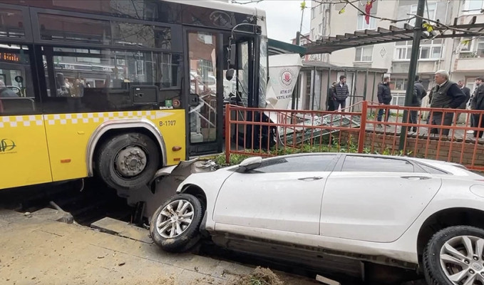 İETT otobüsü park halindeki otomobile çarptı