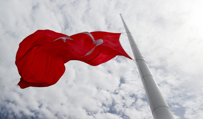 Güney Kıbrıs’ta Türk bayrağına büyük saygısızlık!