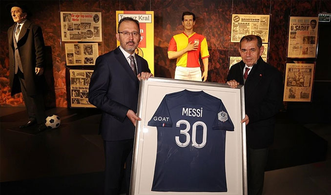 Kasapoğlu'ndan Galatasaray'a Messi forması bağışı 