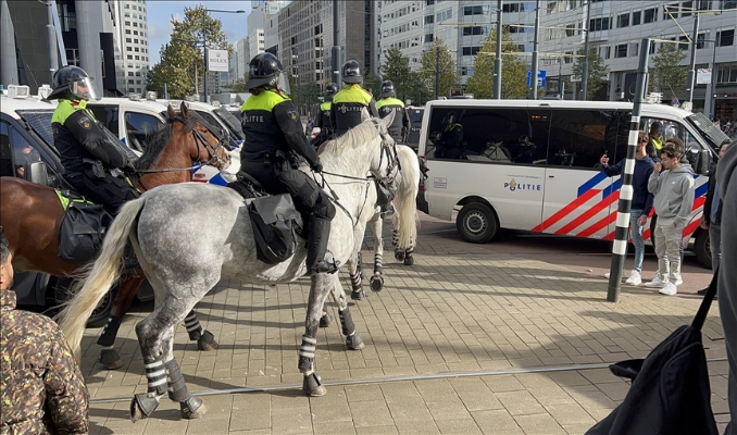 Amsterdam'da ırkçı Wagensveld Kur'an-ı Kerim yırttı