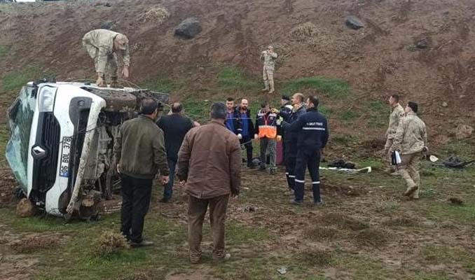 Bitlis'te minibüs şarampole devrildi: Yaralılar var