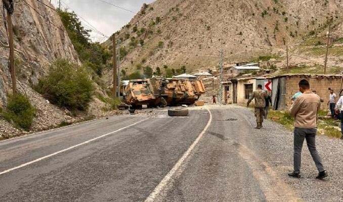 Hakkari- Van yolunda askeri araç devrildi